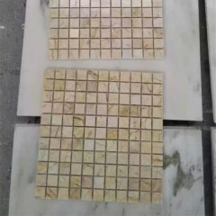 Бежевые мраморные мозаичные плитки на сетке